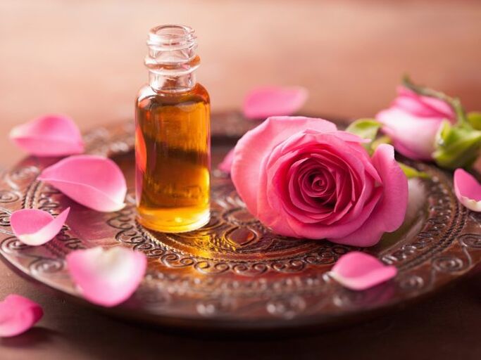 Rosenöl kann besonders vorteilhaft für die Zellerneuerung der Haut sein. 